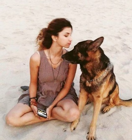 Diksha Singh Wiki, Height, Age, Boyfriend, Family, Biography & More 3 Diksha Singh with her pet dog
