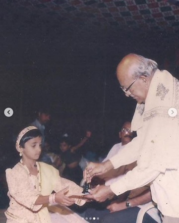 Divya Uruduga Wiki | Height, Age, Boyfriend, Family, Biography & More 5 Divya Uruduga receiving award in childhood.