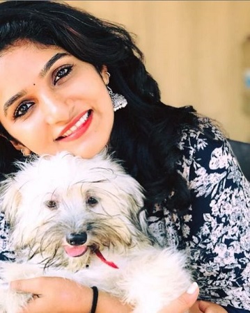 Divya Uruduga Wiki | Height, Age, Boyfriend, Family, Biography & More 16 Divya Uruduga with her dog.