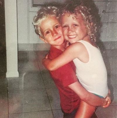 Emma Lane Wiki, Age, Height, Husband, Family, Biography & More 7 Emma Lane childhood picture with her brother John Lane