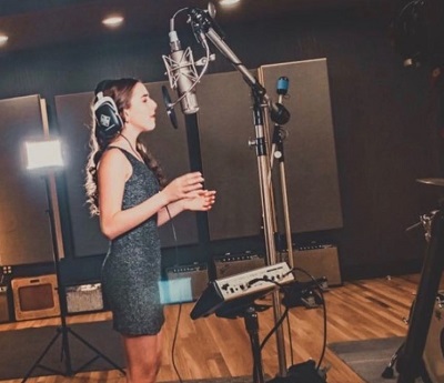 GiaNina Paolantonio Wiki, Height, Age, Boyfriend, Family, Biography & More 13 GiaNina Paolantonio while recording song