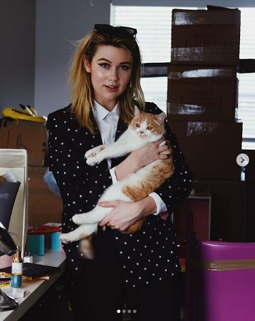 Jessie Paege Biography, Height, Age, Boyfriend, Family, Wiki & More 16 Jessie Paege with her cat Fender.