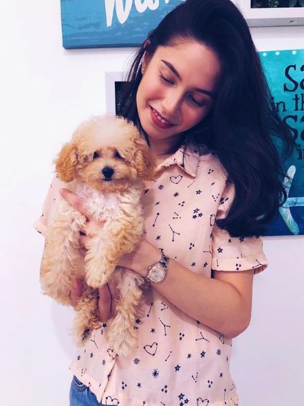 Jessy Mendiola Wiki | Age, Husband, Height, Family, Biography & More 28 Jessy Mendiola with her pet dog