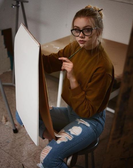 Justine Paradise Wiki | Height, Age, Boyfriend, Family, Biography & More 20 Justine Paradise loves painting