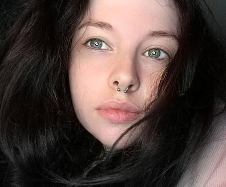 Who is Marina Mui? Wiki, Height, Age, Boyfriend, Family, Bio & More 7 Marina Mui has a nose piercing