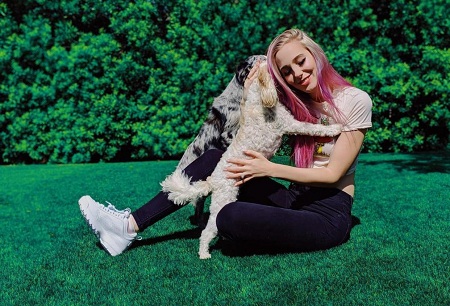 MeganPlays Wiki | Height, Age, Boyfriend, Family, Biography & More 25 MeganPlays clicked while playing with her pet dogs Peach and Luna