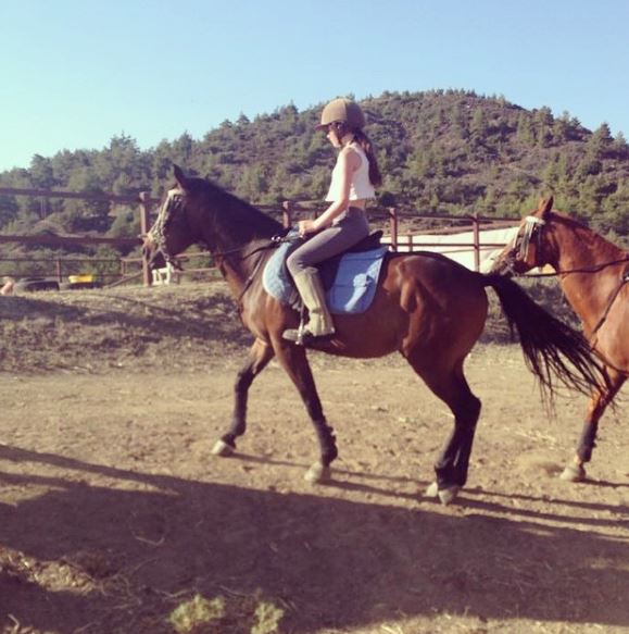 Olivia Neill Wiki | Height, Age, Boyfriend, Family, Biography & More 13 Olivia Neill likes horse riding