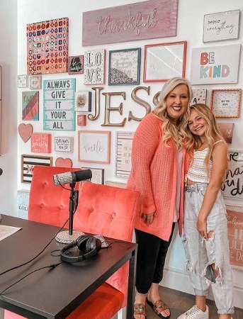 Pressley Hosbach Wiki, Height, Age, Boyfriend, Family, Biography & More 16 Pressley Hosbach at Jessalynn Siwa studio