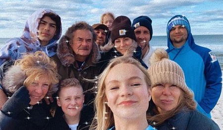 Pressley Hosbach Wiki, Height, Age, Boyfriend, Family, Biography & More 6 Pressley Hosbach with her family