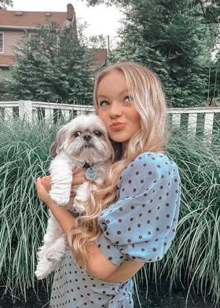Pressley Hosbach Wiki, Height, Age, Boyfriend, Family, Biography & More 26 Pressley Hosbach with her pet dog