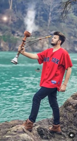 Rock D is a Hookah lover