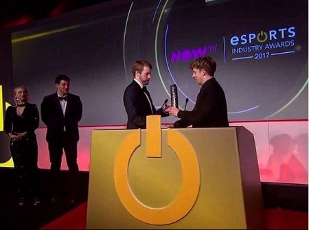 Slogoman presenting award on Esports Industry Awards
