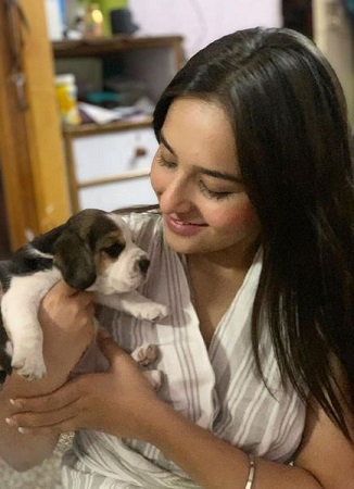 Sruishty Mann Wiki, Age, Height, Boyfriend, Family, Biography & More 9 Sruishty Mann with her dog Alice.