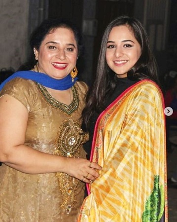 Sruishty Mann Wiki, Age, Height, Boyfriend, Family, Biography & More 4 Sruishty Mann with her mother.
