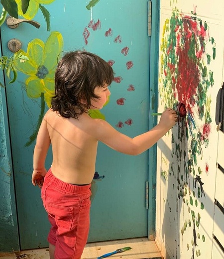 Taimur Ali Khan Wiki, Height, Age, Family, Photos, Biography & More 22 Taimur Ali Khan loves painting