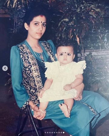 The childhood image of Aparna Das with her mother.