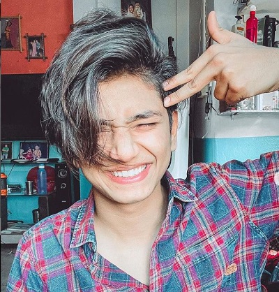 Who is Tushar Silawat? Wiki, Height, Age, Girlfriend, Family, Bio & More 11 Tushar Silawat while making video