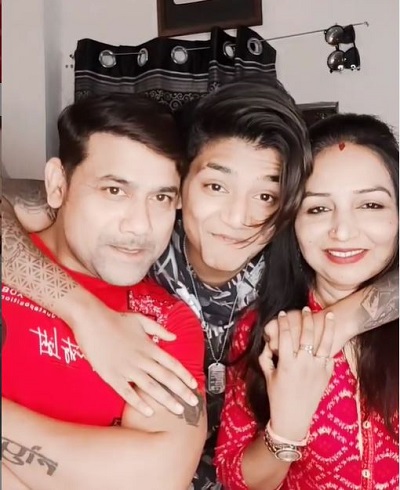 Who is Tushar Silawat? Wiki, Height, Age, Girlfriend, Family, Bio & More 8 Tushar Silawat with his mother Riya Silawat and father Raju Silawat