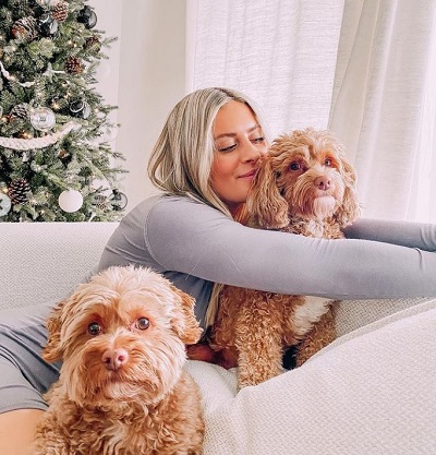 Whitney Simmons Wiki, Height, Age, Husband, Family, Biography & More 26 Whitney Simmons with her pets