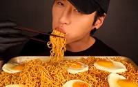 Zach Choi Wiki | Height, Age, Girlfriend, Family, Biography & More 8 Zach Choi food