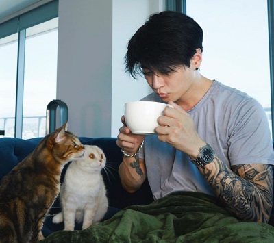 Zach Choi Wiki | Height, Age, Girlfriend, Family, Biography & More 15 Zach Choi with pets
