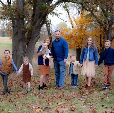 Who is Anna Duggar? Wiki, Age, Husband, Family, Biography & More 2 Anna Renee Duggar and her husband Josh Duggar has six children and they are expecting their eighth child