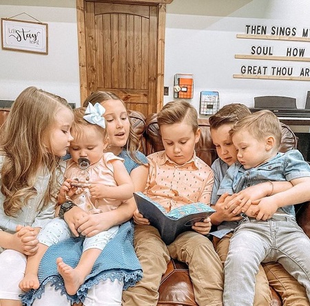 Who is Anna Duggar? Wiki, Age, Husband, Family, Biography & More 20 Anna Renee Duggar has three daughters named Mackynzie Renée Duggar, Maryella Hope Duggar, & Meredith Grace Duggar, and three sons named Michael James Duggar, Mason Garett Duggar, and Marcus Anthony Duggar