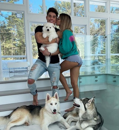 Elisabeth Rioux Wiki, Height, Age, Husband, Family, Biography & More 23 Elisabeth Rioux with her pets