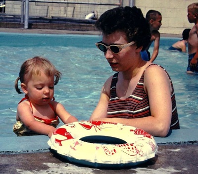 Who is Jennifer Holland? Wiki, Age, Husband, Height, Family, Bio & More 9 Jennifer Holland childhood picture with her mother