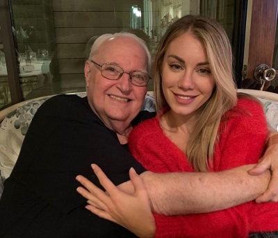 Who is Jennifer Holland? Wiki, Age, Husband, Height, Family, Bio & More 8 Jennifer Holland with Jim