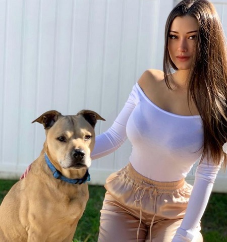 Keilah Kang Wiki, Height, Age, Boyfriend, Family, Biography & More 18 Keilah Kang with her pet