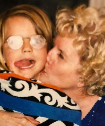 Sophie Swaney Wiki, Height, Age, Boyfriend, Family, Biography & More 7 Sophie Swaney and her grandmother Lois Bonds Swaney