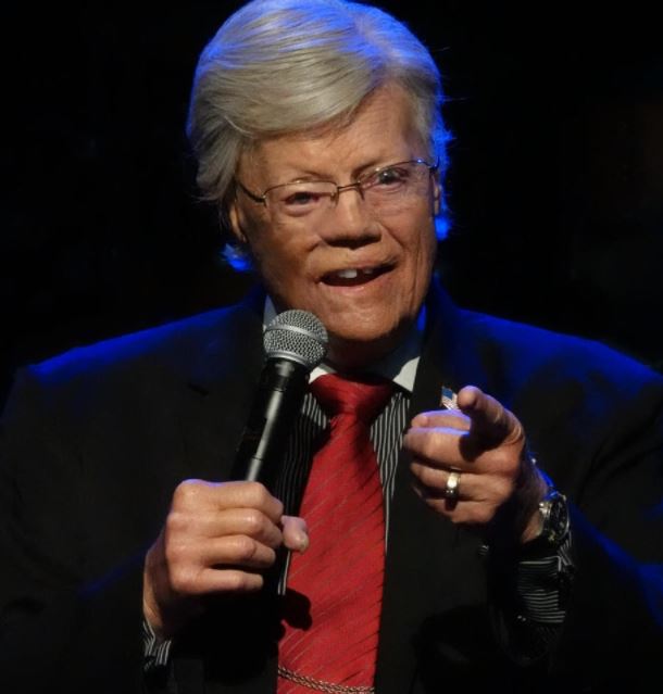 Who is Dave Roever? Biography, Wiki, Wife, Age, Net worth, Family, Career & Facts 4 Dave Roever during speech