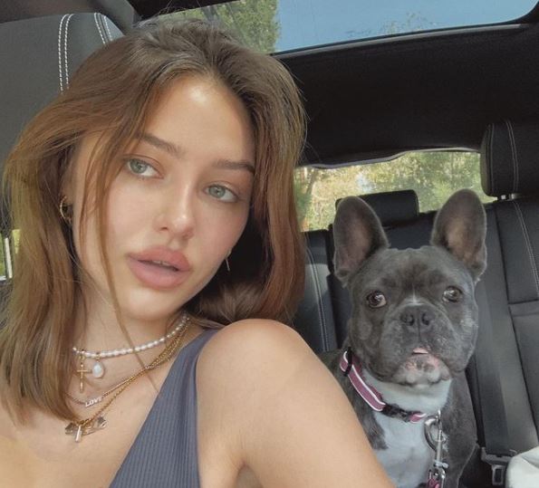 Delilah Belle Hamlin Wiki - Bio, Age, Height, Boyfriend, Parents, Ethnicity & More 15 Delilah Belle Hamlin with her dog