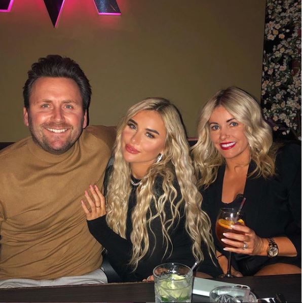 Who is Ellie Brown? Wiki, Biography, Age, Profession, Boyfriend, Family, Lifestyle, Height & More 3 Ellie Brown with her father and mother