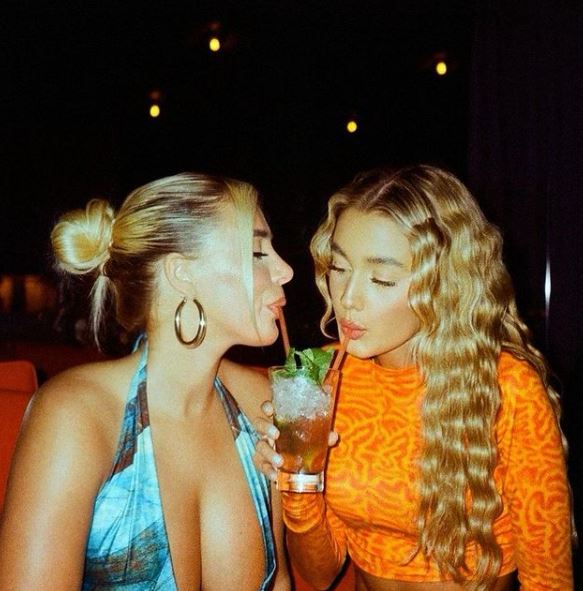 Who is Ellie Brown? Wiki, Biography, Age, Profession, Boyfriend, Family, Lifestyle, Height & More 11 Ellie Brown with her friend Sophie Parvizi