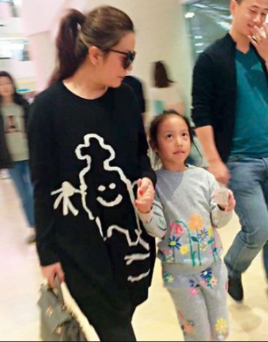 Who is Huang Xing? Wiki, Biography & Facts About Zhao Wei's Daughter 8 Huang Xing and Zhao Wei