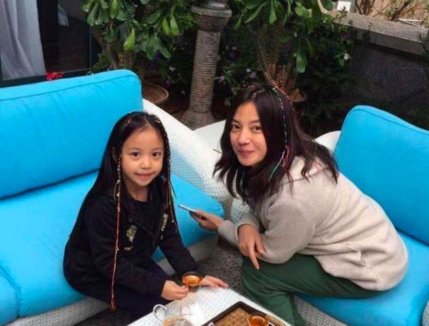 Who is Huang Xing? Wiki, Biography & Facts About Zhao Wei's Daughter 3 Huang Xing with her mother