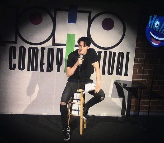 Who is Jared Scott? Wiki, Biography, Net worth, Age, Girlfriend, Parents, Ethnicity, Height & More 9 Jared Scott during stand comedy