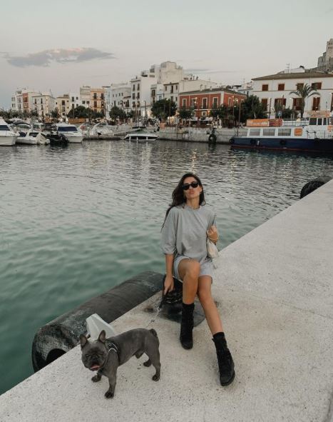 Who is Ludovica Valli? Wiki, Biography, Age, Boyfriend, Profession, Family, Lifestyle, Height & More 13 Ludovica Valli with her dog