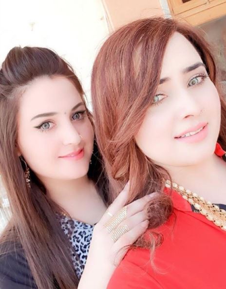 Who is Nadia Gul? Wiki, Biography, Age, Husband, Songs, Parents & More 4 Nadia Gul with her sister Neelam Gul