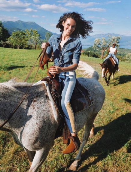 Paola Turani Wiki - Biography, Age, Profession, Husband, Family, Lifestyle, Height & More 14 Paola Turani loves horse riding