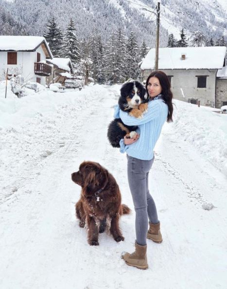 Paola Turani Wiki - Biography, Age, Profession, Husband, Family, Lifestyle, Height & More 12 Paola Turani loves photoshoot during snow
