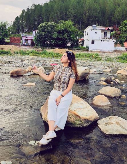 Pria Beniwal (Harsh Beniwal's Sister) Wiki - Biography, Age, Boyfriend, Family, Career, Height & More 13 Priya loves to spend time near lake