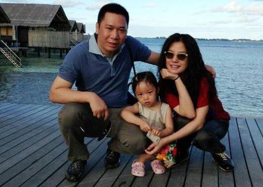 Who is Huang Xing? Wiki, Biography & Facts About Zhao Wei's Daughter 7 little April with her father and mother