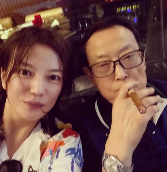 Who is Huang You Long? Wiki, Biography & Facts About Zhao Wei's Husband 4 Huang You Long eife and fahter in law