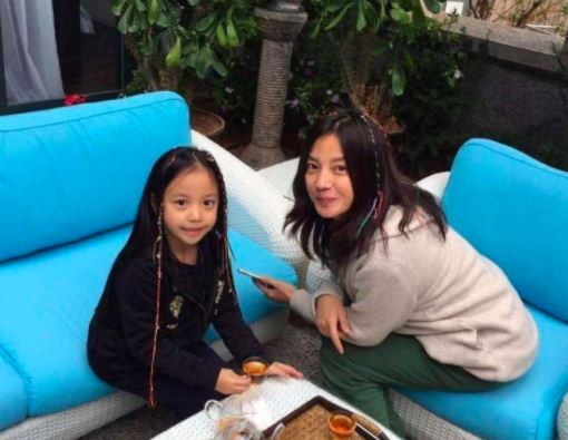 Who is Huang You Long? Wiki, Biography & Facts About Zhao Wei's Husband 5 Huang You Long s wif and daughter