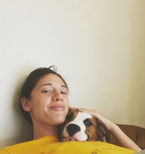 Who is Katie Parker? Biography, Wiki, Net Worth, Age, Husband, Family, Movies, Height & More 10 Katie Parkers with a dog