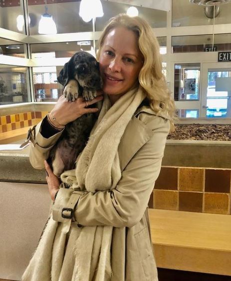 Alison Eastwood Biography: Age, Net Worth, Husband, Parents, Siblings, Height & More 16 Alison Eastwood dog lover