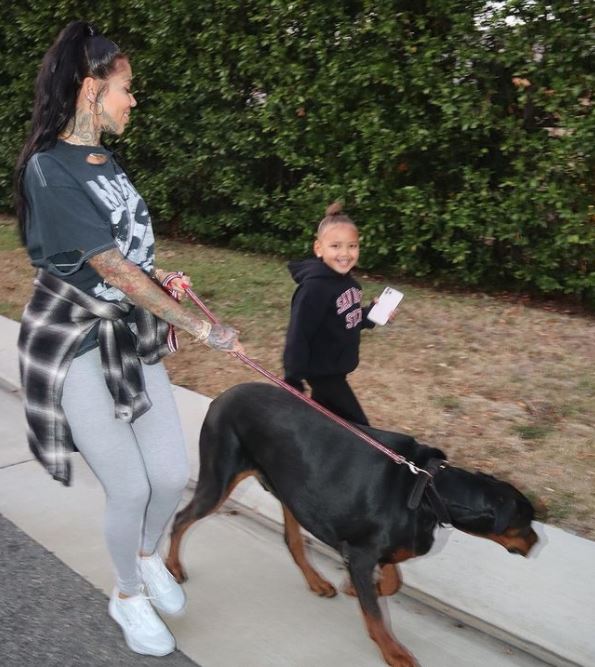Who Is Catelyn Sparks? Wiki, Biography, Age, Boyfriend, Husband, Kids, Net worth, Family, Height & More 11 Catelyn Sparks with her daughter and pet dog
